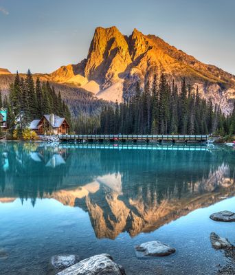 Spiegelnder Bergsee im Yoho Nationalpark mit Felsen, Wald und Abendlicht