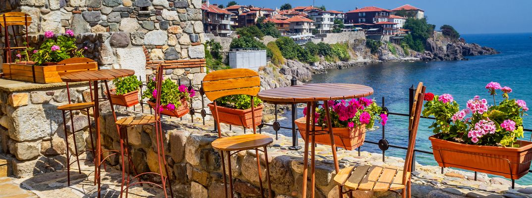 Eine Café an der Promenade von Sozopol in Bulgarien