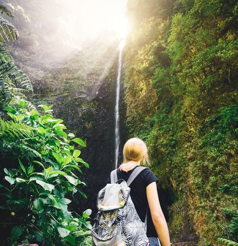 Frau beim Wandern auf Madeira