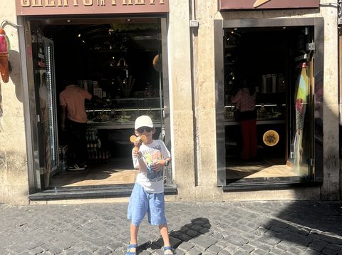 Mitarbeiterin Katharina vor einer Eisdiele am Trevi-Brunnen in Rom, Italien