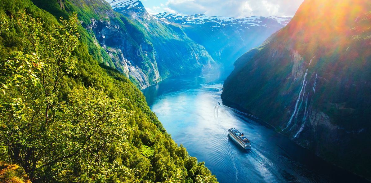 Schiff von Costa Kreuzfahrten fährt durch den Geirangerfjord.