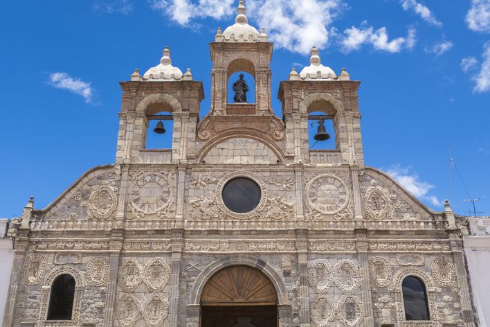 Kirche von Riobamba mit heller Fassade und blauem Himmel im Hintergrund
