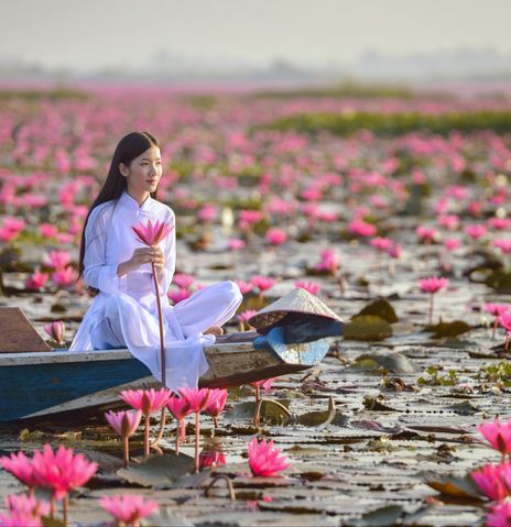 Frau in Asien auf Boot