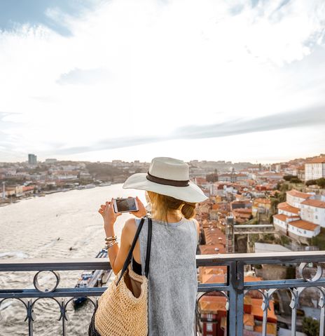 Frau während Sightseeing