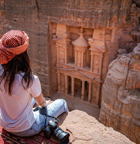 Frau blickt auf Schatzhaus in Petra