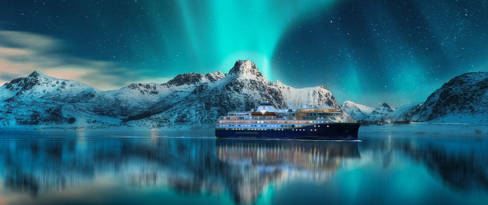 MS Havila Capella vor schneebedeckten Bergen mit Polarlichtern