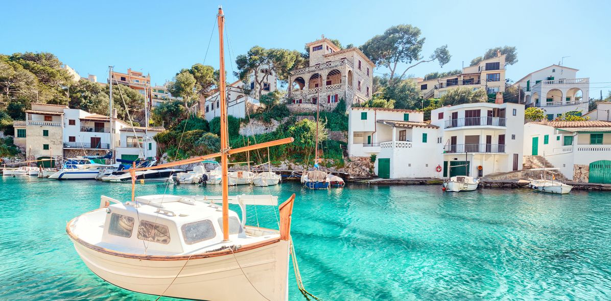 Malerischer Fischerhafen von Cala Figuera auf Mallorca mit türkisblauem Wasser und Booten