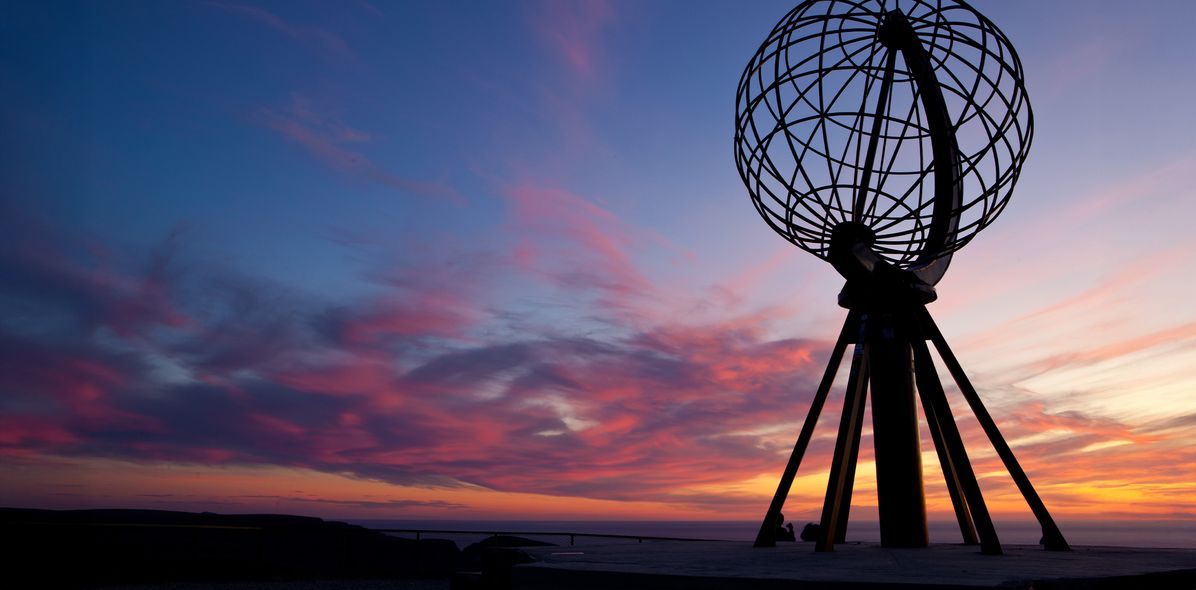 Der markante Globus des Nordkaps während der Abenddämmerung in Norwegen