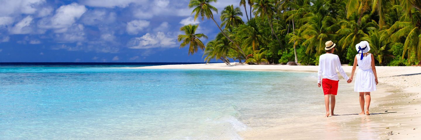 Paar geht am Strand spazieren