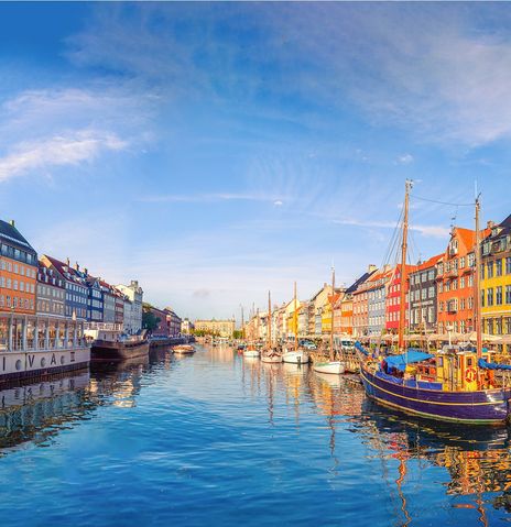 Kanal mit Booten und bunten Häusern im Nyhavn von Kopenhagen