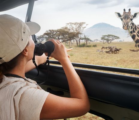 Frau auf Safari