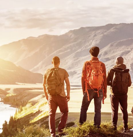 Freunde mit Blick auf Berg bei Sonnenaufgang