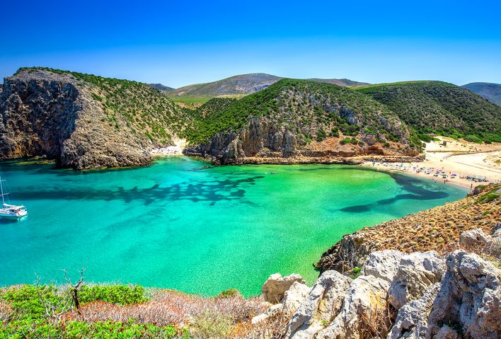 Küstenabschnitt von Sardinien - türkisblaues Meer und heller Sandstrand