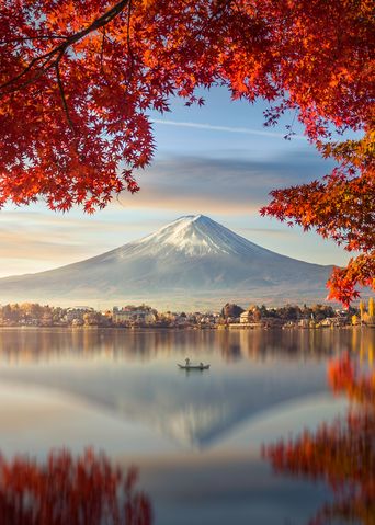 Fuji-Berg mit Morgennebel und roten Blättern am Kawaguchiko-See