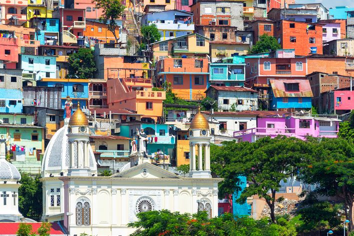 Bunte Häuser von Guayaquil am Hang mit Blick auf die Stadt
