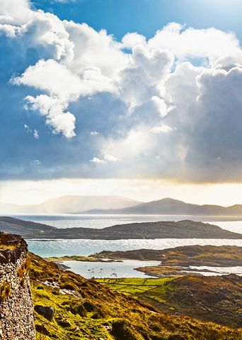 Ein Bus fährt entlang der Landschaft am Ring of Kerry in Irland