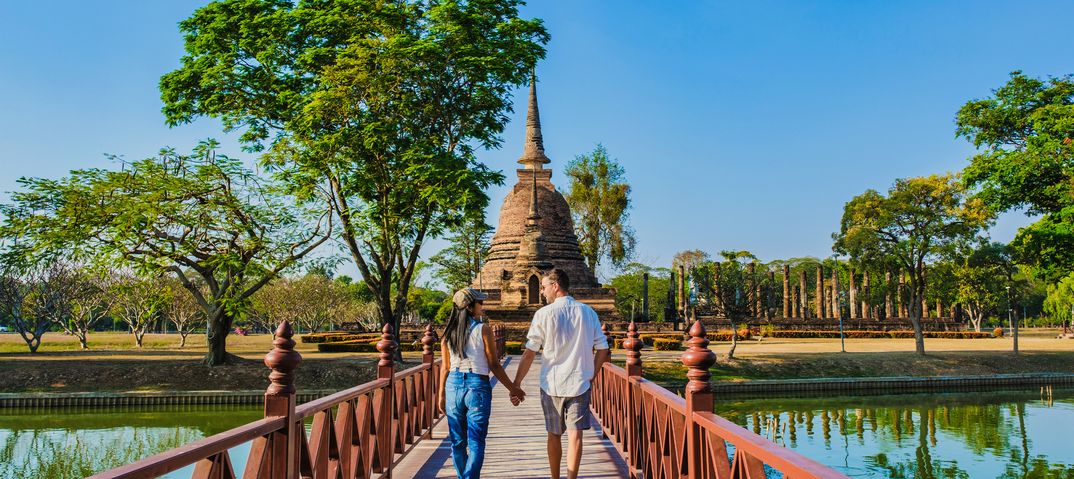 Ein Paar schlendert durch die Tempelanlage von Sukhothai
