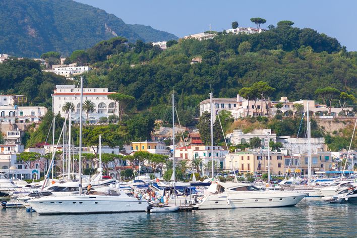 Blick auf den kleinen Yachthafen von Casamicciola Terme auf Ischia in Italien