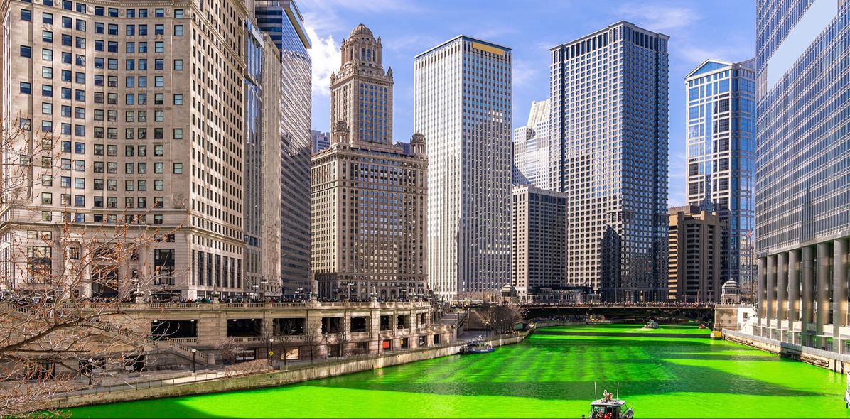 Chicago am St. Patrick's Day mit grünem Chicago River.