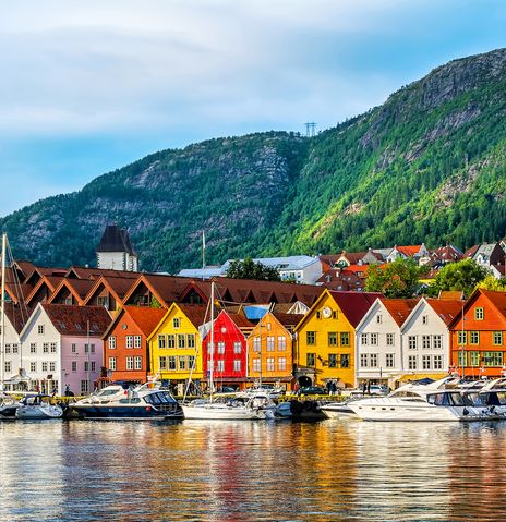 Bergen mit bunten Häusern und Booten