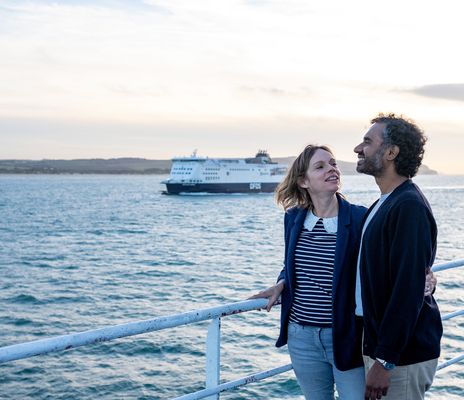 Paar vor DFDS Fährschiff