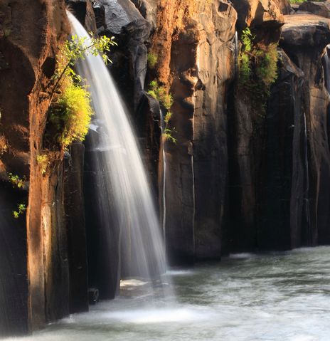 Tad-Pha-Suam-Wasserfall mit mehreren Kaskaden im tropischen Regenwald