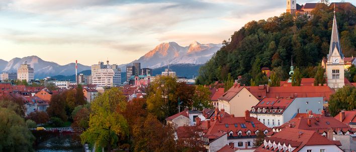 Altstadt von Ljubljana mit Fluss, Brücke und Burg auf einem Hügel