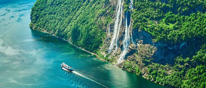 Wasserfälle „Sieben Schwestern“ im Geirangerfjord mit Ausflugsschiff in Norwegen