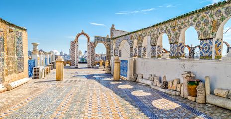 Traditionelle Dachterrasse mit zahlreichen Mosaikfließen in Blautönen in der Medina von Tunis, Tunesien