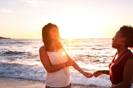 Frauen am Strand auf Korsika