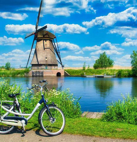 Fahrrad vor Windmühlen in Holland