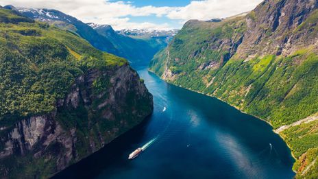 Blick auf ein Schiff, welches durch den Geirangerfjord fährt