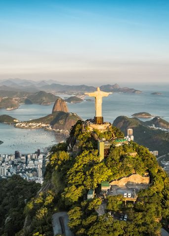 Blick aus der Luft auf Rio de Janeiro mit dem Zuckerhut und der Christus-Statue