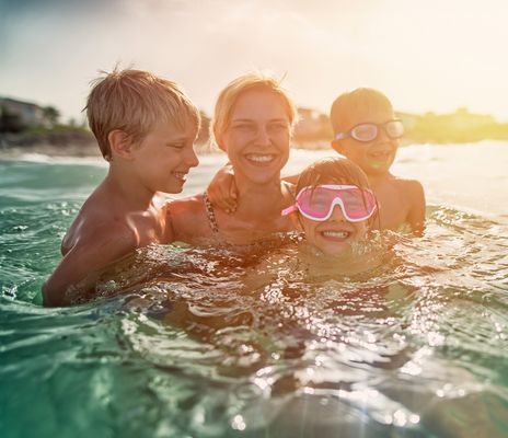 Familie im Meer