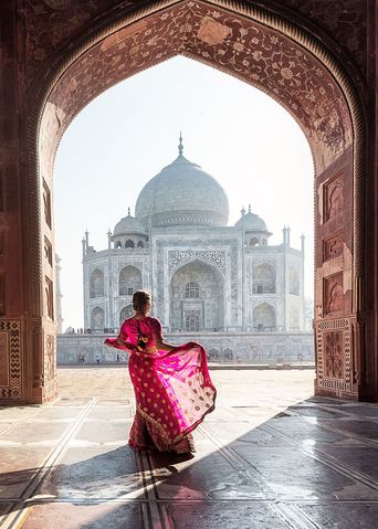 Frau am Taj Mahal im roten Sari
