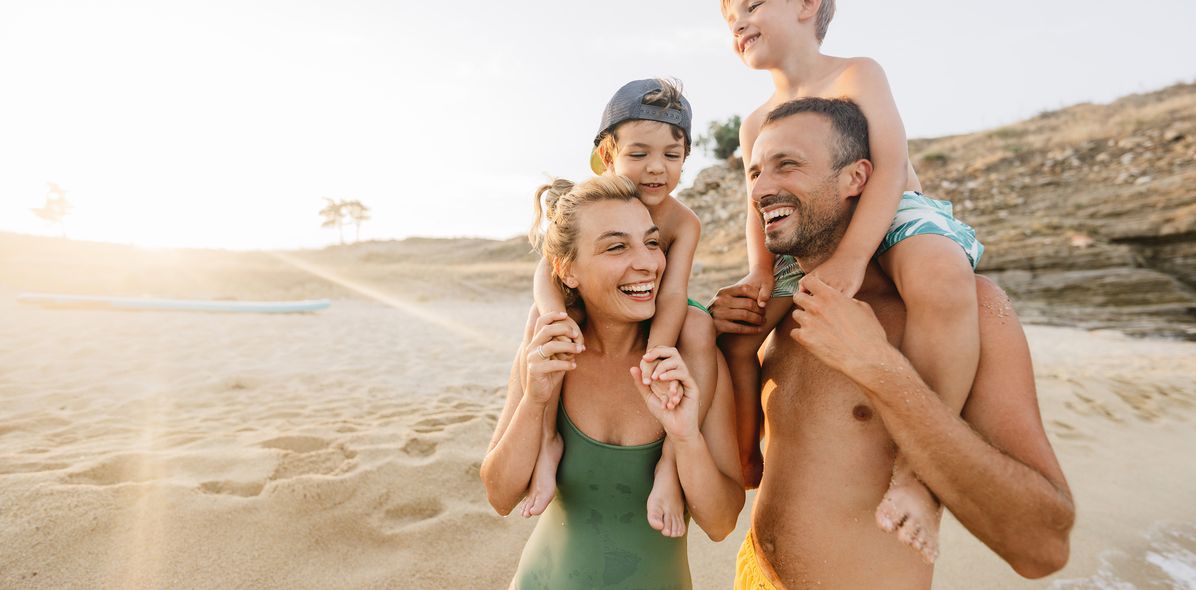 Familie am Strand beim Familienurlaub