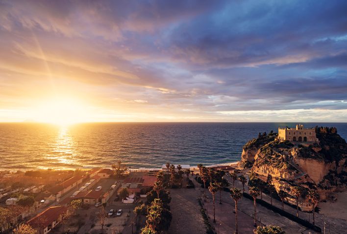 Blick auf einen Sonnenuntergang über dem Meer in Reggio Calabria. Kalabrien Italien