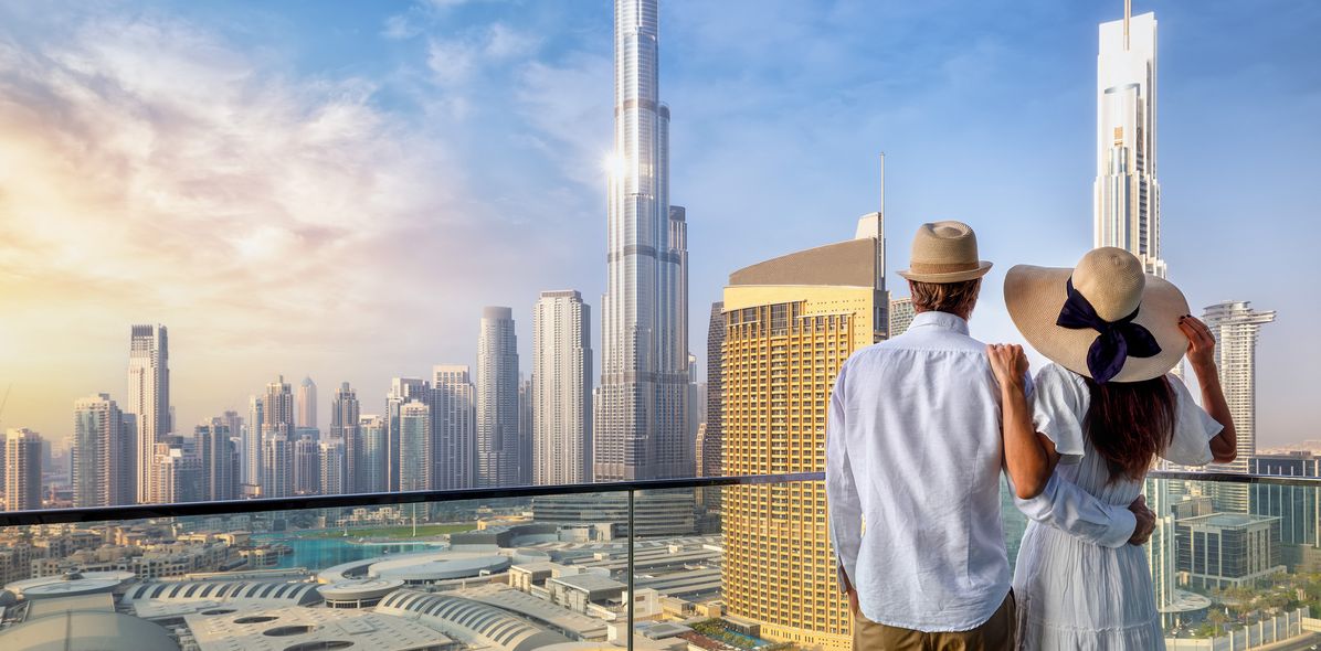 Pärchen vor Aussicht auf Dubais Skyline 