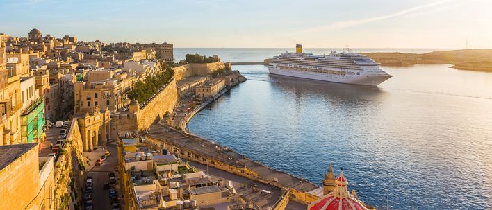 Ein Kreuzfahrtschiff im Hafen von Valletta während des Sonnenuntergangs auf Malta