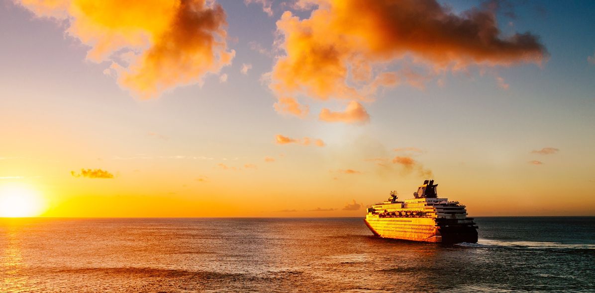 Kreuzfahrtschiff beim Sonnenuntergang