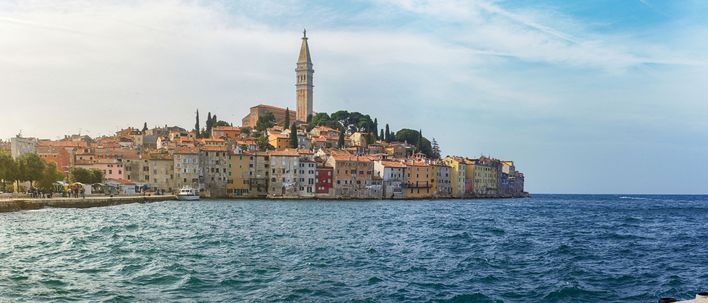 Blick auf die Stadt Porec mit einem hohen Kirchturm in der Mitte