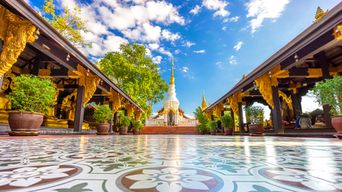 Strahlender Tempel in Lampang mit Mosaik und Pavillions