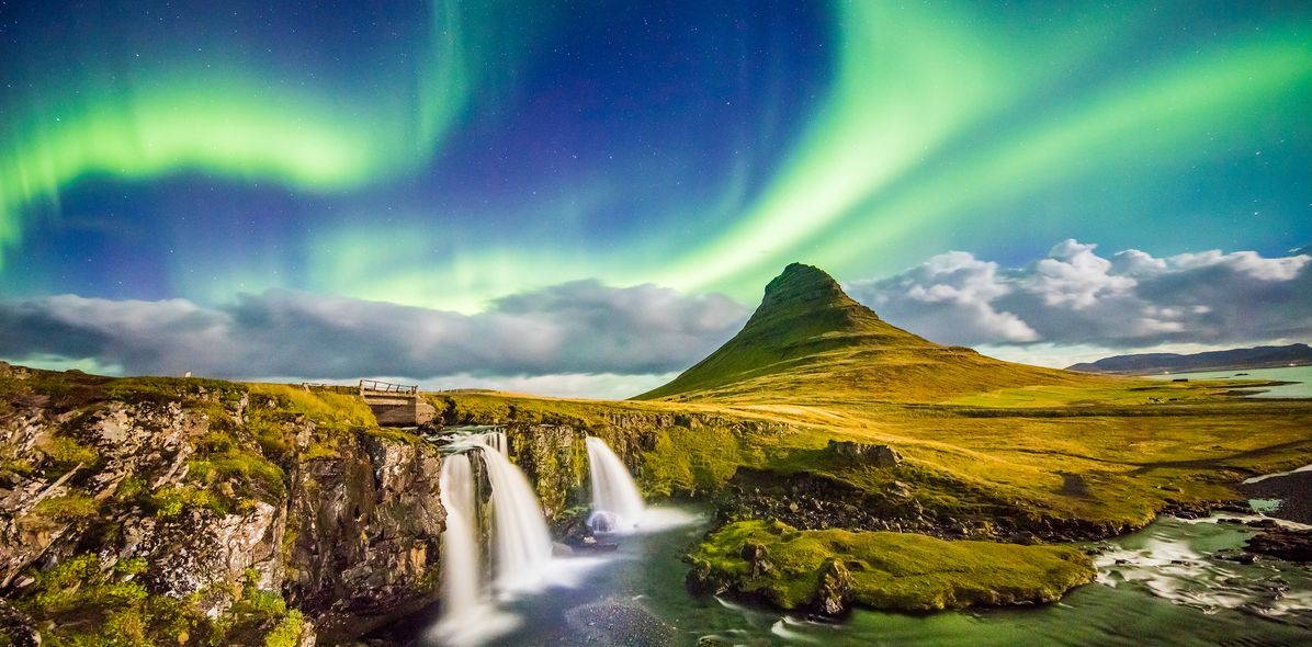 Kirkjufell Wasserfall mit Polarlichtern