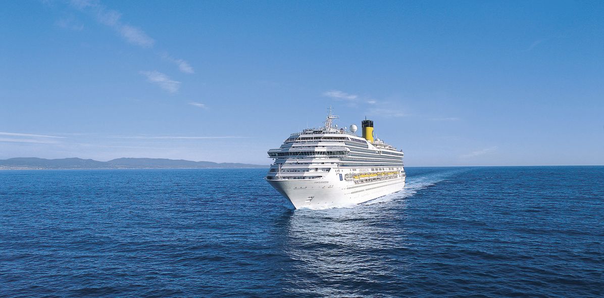 Blick auf das Kreuzfahrt-Schiff Costa Favolosa von vorne