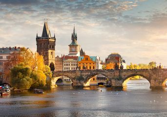 Blick auf die Donau in der Landeshauptstadt Prag mit einer Brücke und Hausfassaden
