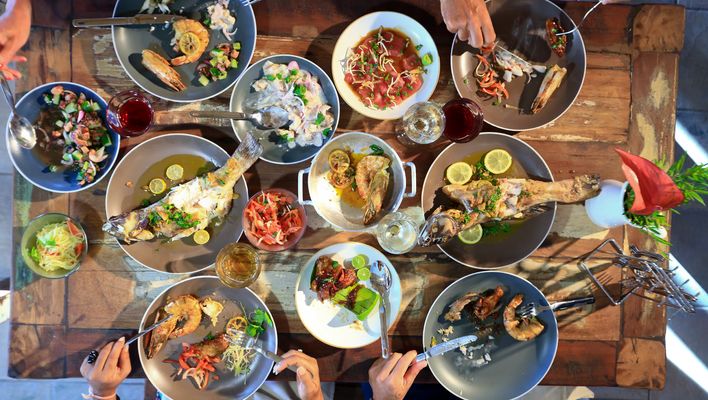 Zahlreiche Gerichte der mauritischen Küche stehen in kleinen Schalen auf einem gedeckten Restauranttisch