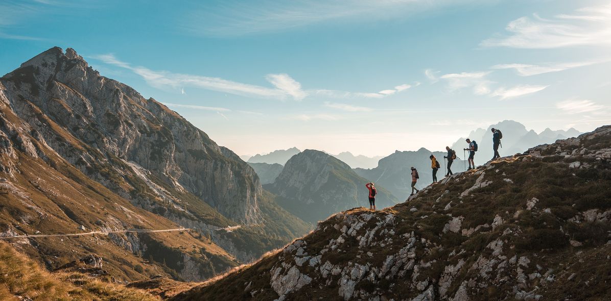 Kleine Gruppe bei einer Wanderung auf einem Berg