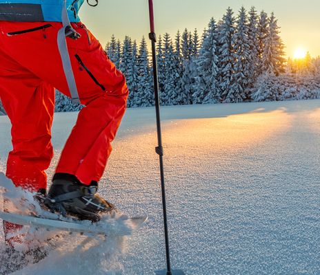 Schneewanderung bei Sonnenuntergang