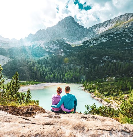 Paar vor Bergpanorama in den Dolomiten