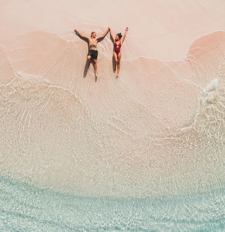 Pärchen beim Baden im Meer